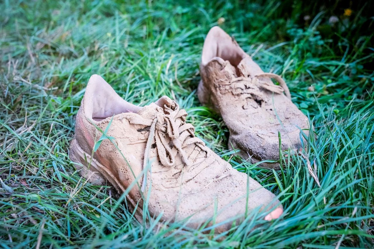 dirty shoes in Gras